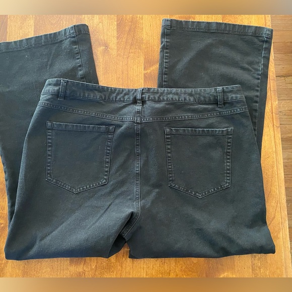 Isaac Mizrahi Crop Demi boot cut jean. Size 16. Black. Like New. - Picture 2 of 6